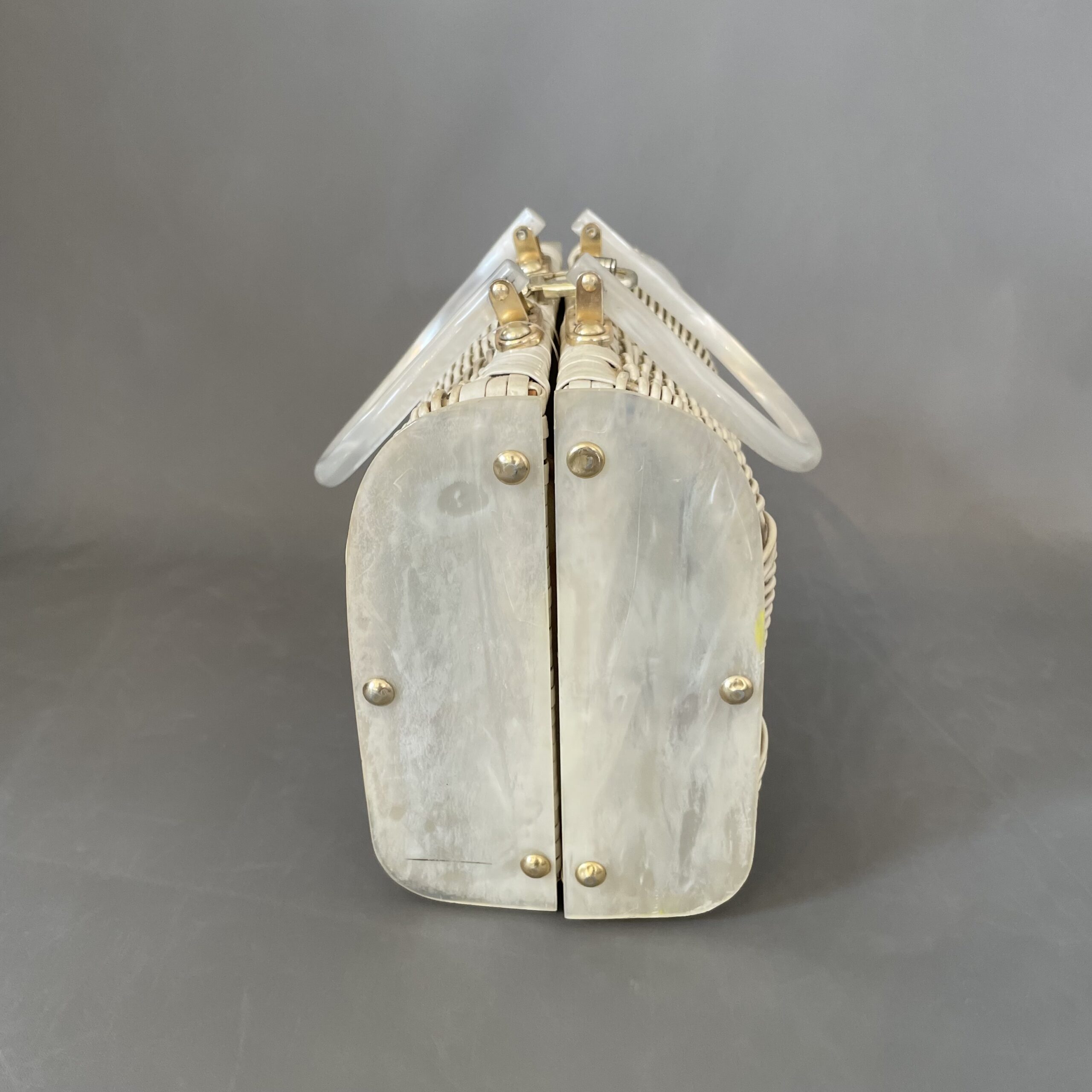 1960年代 ヴィンテージ ホワイト ルーサイト ストローバッグ ハンドバッグ 中 1960’s Vintage White Woven Lucite  Handbag